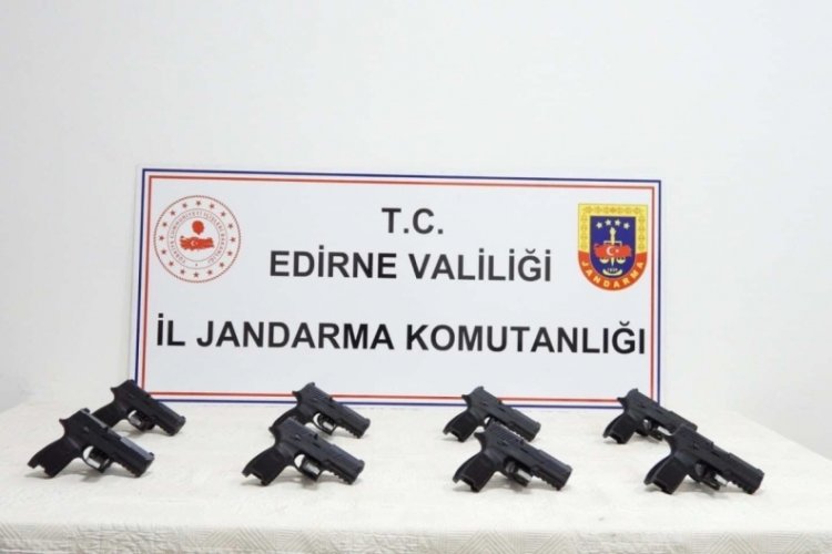 Edirne'de bir otomobilde ruhsatsız 8 tabanca ele ge&ccedil;irildi