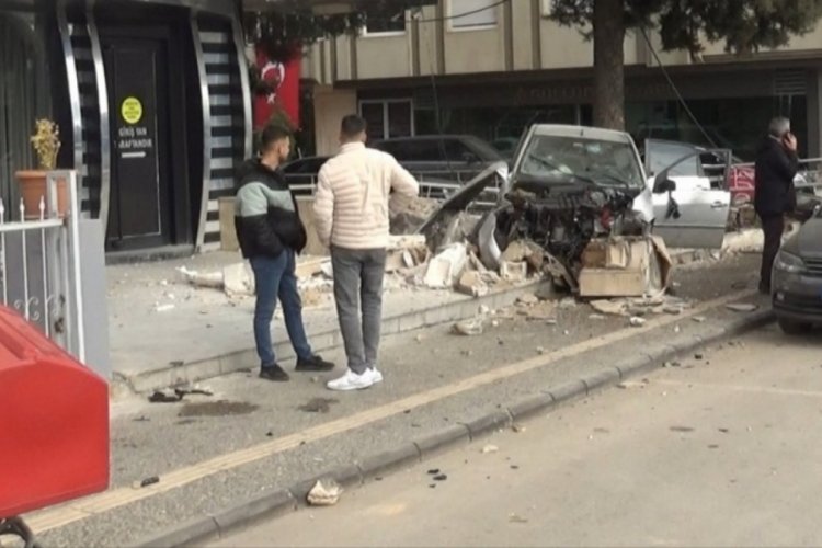 Gaziantep'te kontrolden &ccedil;ıkan ara&ccedil; bah&ccedil;e duvarını yıktı