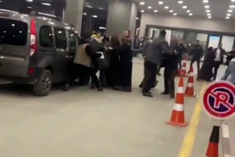 İstanbul'da hastane acilinde bı&ccedil;aklı kavga kamerada