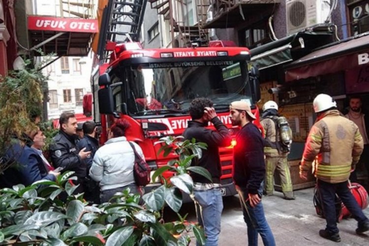 İstanbul'da 5 katlı binanın &ccedil;atısında yangın &ccedil;ıktı