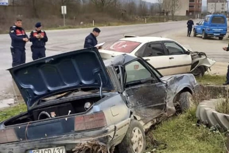 Zonguldak'ta iki ara&ccedil; &ccedil;arpışarak kullanılamaz hale geldi: 3 yaralı