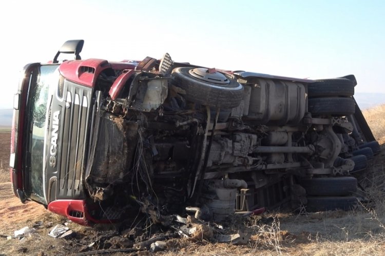 Kırıkkale'de tır devrildi, tonlarca buğday etrafa sa&ccedil;ıldı