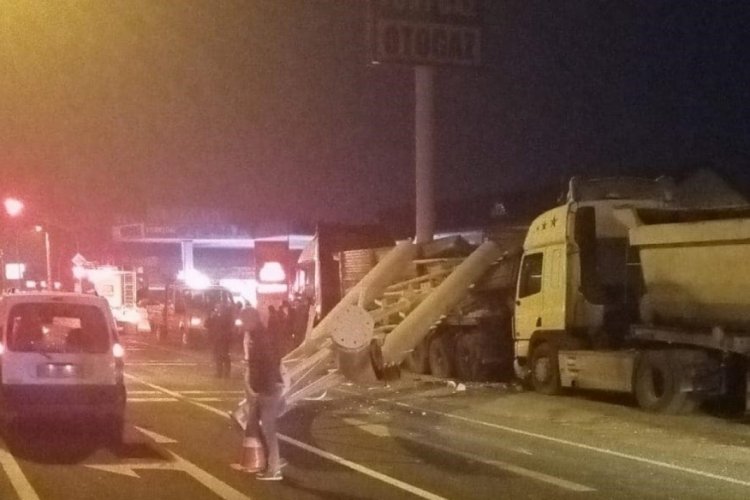 Bolu Dağı'nda freni patlayan tır dehşet sa&ccedil;tı
