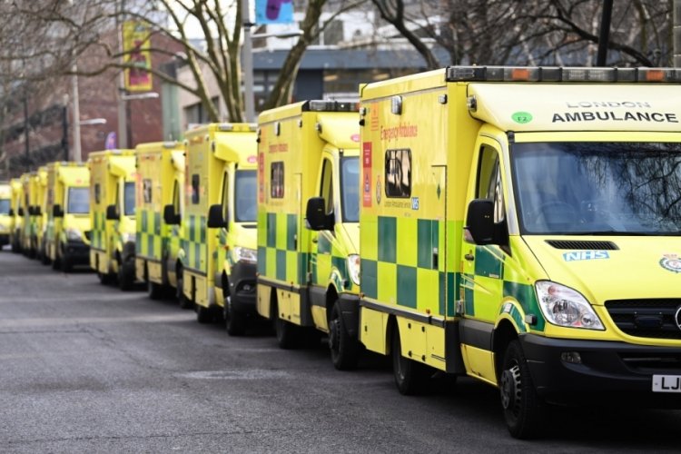İngiltere'de ambulans &ccedil;alışanlarından greve gidiyor