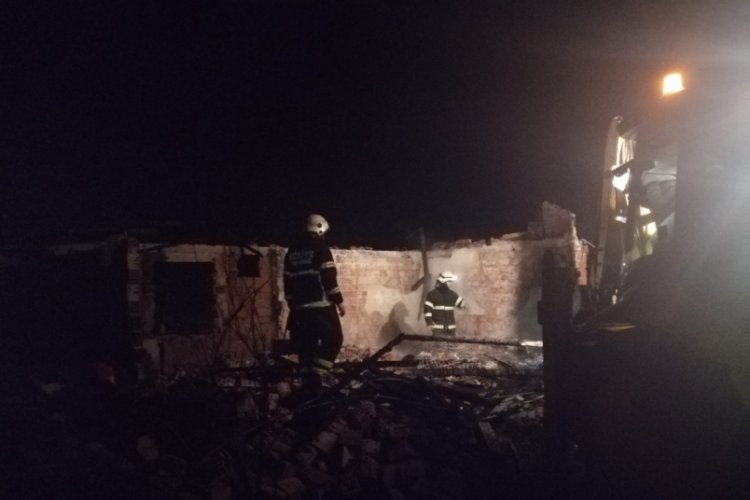 Tekirdağ'da bağ evi yangında k&uuml;le d&ouml;nd&uuml;