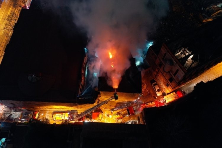 İstanbul Beyoğlu'nda Ermeni Kilisesi'nin lojmanı alev alev yandı