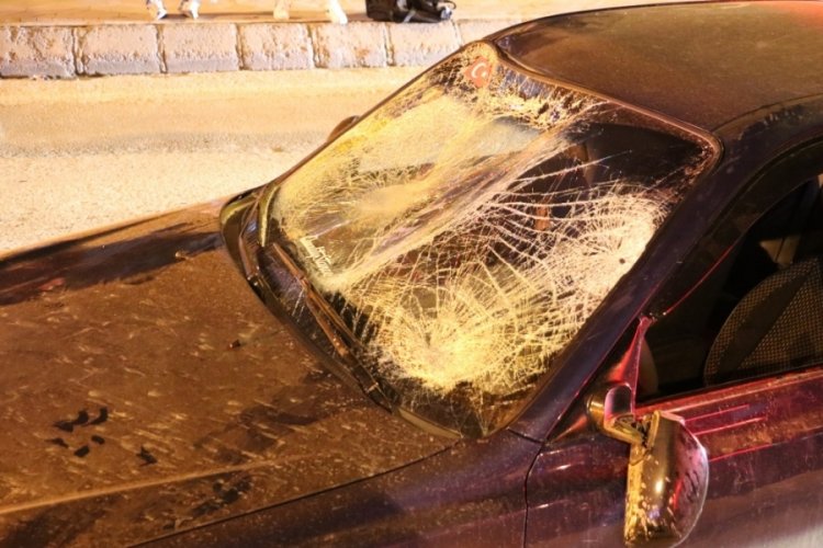 Edirne'de korkun&ccedil; kaza! Otomobilin &ccedil;arptığı 3 kişiden ikisi ağır yaralandı
