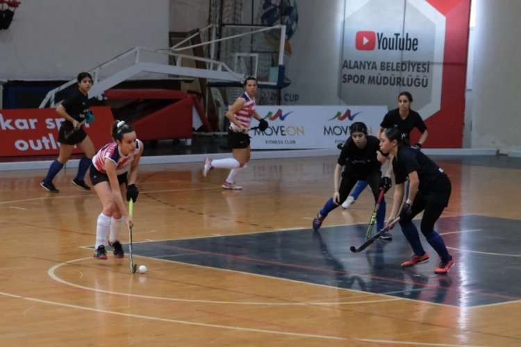 Alanya'da kadın hokeyler m&uuml;cadele ediyor