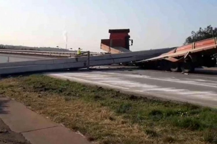 Hatay'da tonlarca ağırlıktaki metal otoyolu kapattı