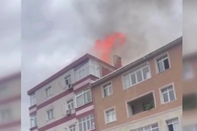 İstanbul G&uuml;ng&ouml;ren'de 5 katlı binanın &ccedil;atı katında yangın &ccedil;ıktı