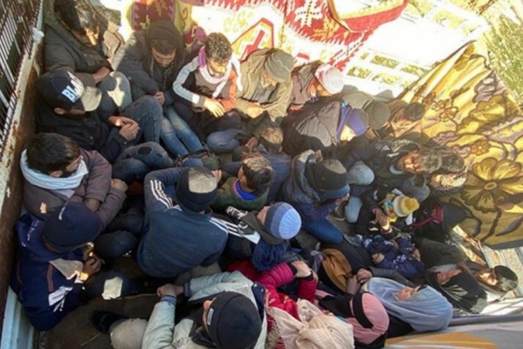 Şanlıurfa'da 83 ka&ccedil;ak g&ouml;&ccedil;men yakalandı, ş&uuml;pheli 2 kişi tutuklandı