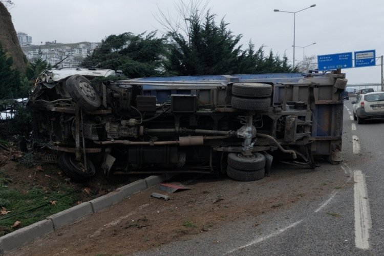 Samsun'da devrilen kamyonetin s&uuml;r&uuml;c&uuml;s&uuml;n&uuml; emniyet kemeri kurtardı