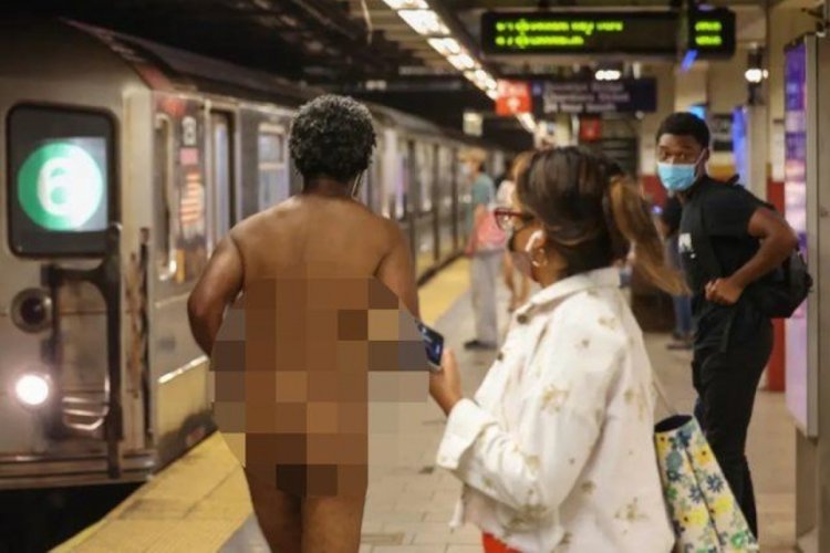 ABD'de metro istasyonunda &ccedil;ıplak vatandaş