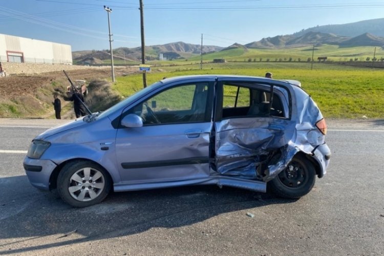 Adıyaman'da kamyonet otomobile &ccedil;arptı: Yaralılar var
