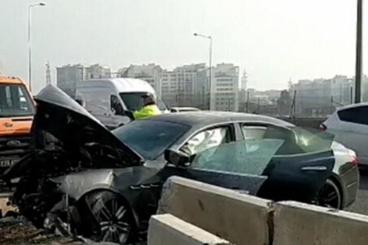 Alkoll&uuml; s&uuml;r&uuml;c&uuml;, bariyere &ccedil;arptı! &Ouml;l&uuml; ve yaralılar var