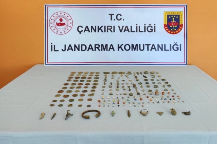 &Ccedil;ankırı'da durdurulan ara&ccedil;ta 198 adet tarihi eser ele ge&ccedil;irildi