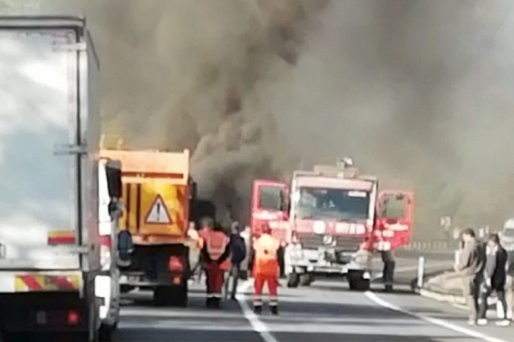 Muğla Marmaris'te seyir halindeki tomruk y&uuml;kl&uuml; tır alev aldı