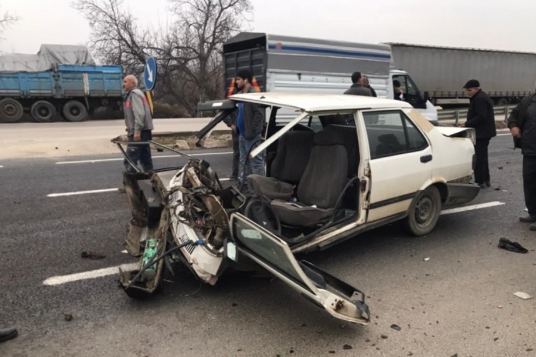 Bursa'da feci kazada otomobil ikiye b&ouml;l&uuml;nd&uuml;: 3 yaralı