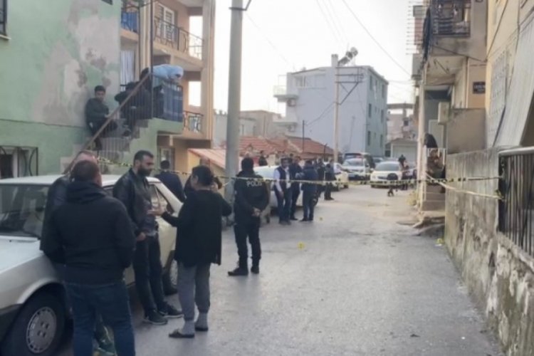 İzmir'de sokak ortasında silahlı &ccedil;atışma: Yaralılar var