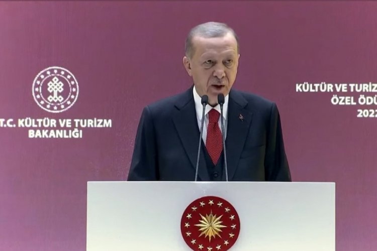 Erdoğan: T&uuml;rkiye'nin zengin k&uuml;lt&uuml;r iklimini tek tipleştiren mahalle baskısını reddediyoruz