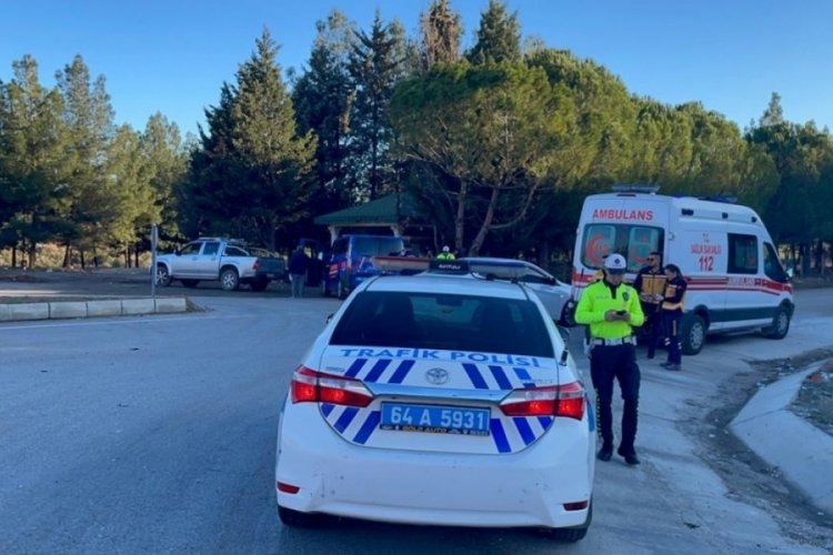 Uşak'ta iş&ccedil;i servisi kamyona &ccedil;arptı: &Ccedil;ok sayıda yaralı var