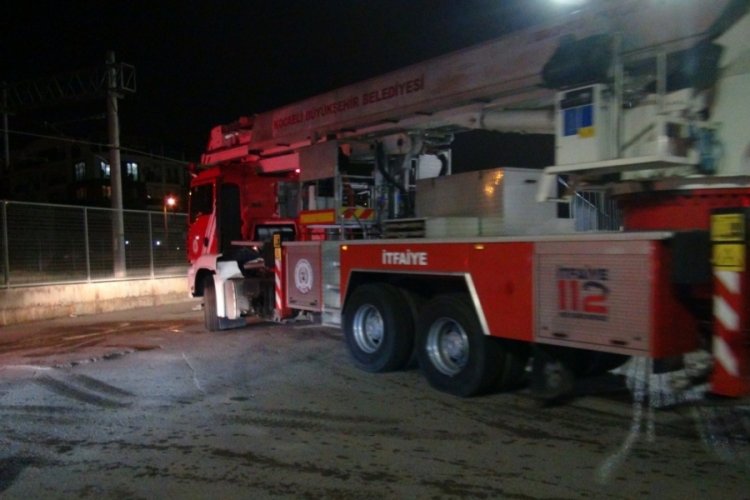 Kocaeli'nde fabrika bacasında &ccedil;ıkan yangın s&ouml;nd&uuml;r&uuml;ld&uuml;