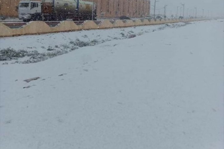 Cezayir'de &ccedil;&ouml;l beyaza b&uuml;r&uuml;nd&uuml;
