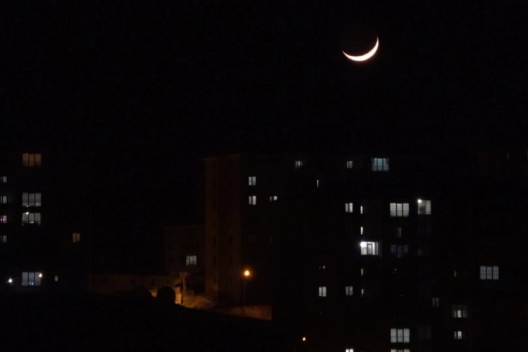 Hakkari'de hilal şeklindeki ay hayran bıraktı