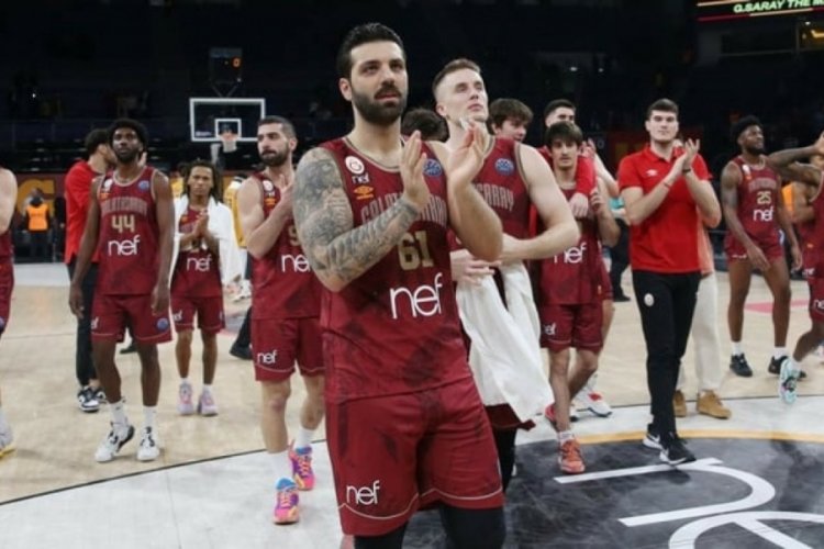 Galatasaray'ın basket maçında "Fener Ağlama" göndermesi
