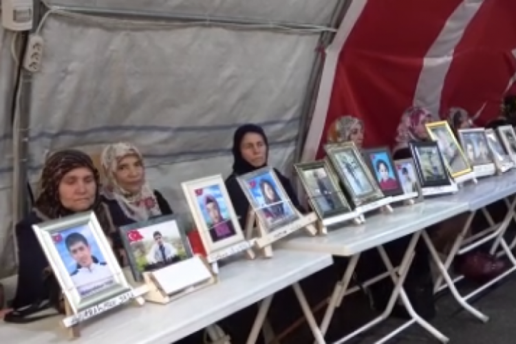 Diyarbakır'da ailelerin direnişi bin 241'inci g&uuml;n&uuml;nde