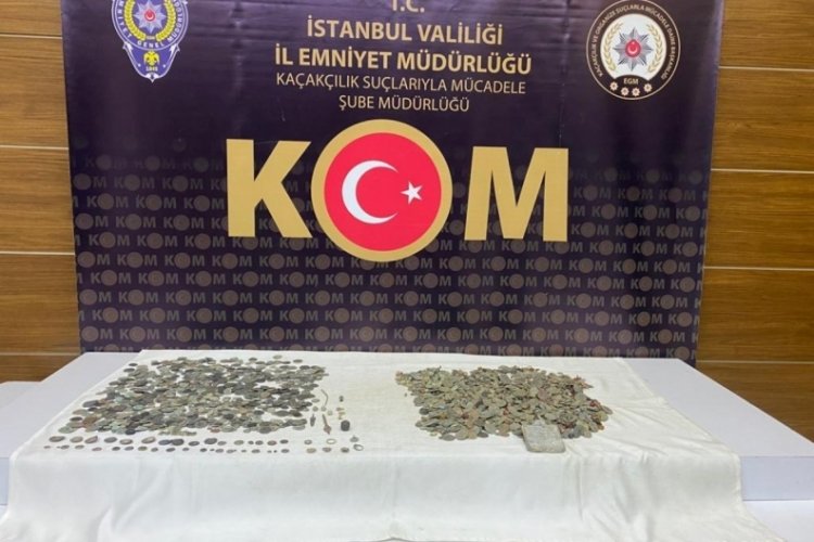 İstanbul'da yolcu otob&uuml;s&uuml;nde operasyon! 2 bin 154 sikke ele ge&ccedil;irildi