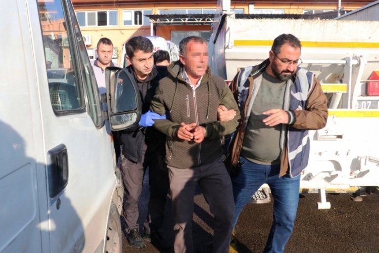 Antalya'da işten &ccedil;ıkarılan temizlik g&ouml;revlisi, tabancayla belediyeyi bastı