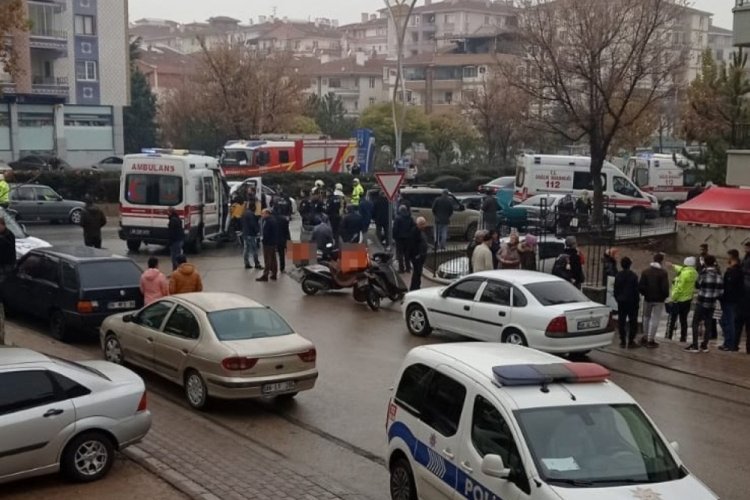 Ankara'da kontrolden &ccedil;ıkan minib&uuml;s park halindeki 4 aracı ezdi
