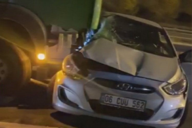 İstanbul'da polisten ka&ccedil;maya &ccedil;alışırken kamyonet &ccedil;arpan zehir taciri yaşamını yitirdi