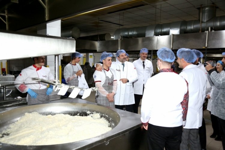 Bursa G&uuml;rsu Belediye Başkanı gen&ccedil; stajyerlerin misafiri oldu