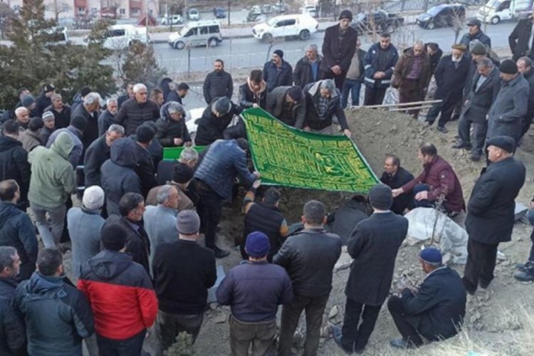 Hakkari'de boğazı kesilmiş halde bulunan kadın toprağa verildi