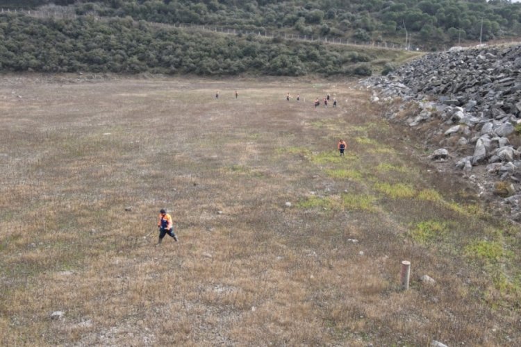İstanbul'da &ccedil;ekilen barajlardan sonra atıklar g&uuml;n y&uuml;z&uuml;ne &ccedil;ıktı