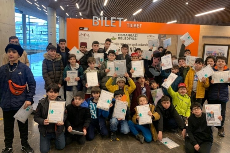 Bursa'da karnesini alan &ouml;ğrenciler Fetih M&uuml;zesi'ne koştu