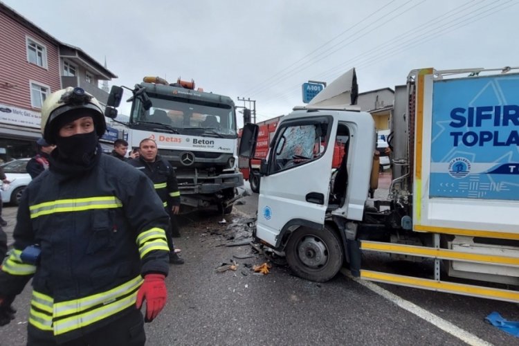 Kocaeli'de beton pompası ile kamyon kafa kafaya &ccedil;arpıştı:1 yaralı