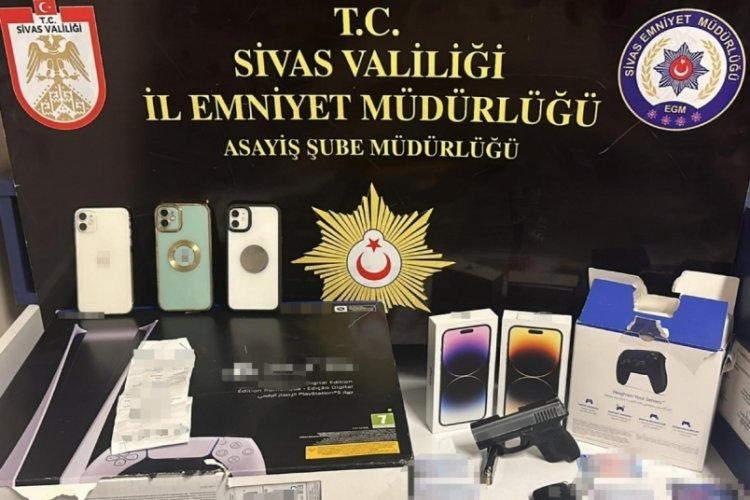 Dikkat dağıtarak binlerce liralık cep telefonunu &ccedil;aldı