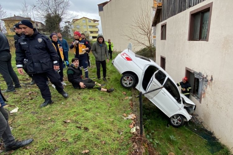 Otomobil &ouml;nce binanın duvarına &ccedil;arptı, sonra bah&ccedil;eye d&uuml;şt&uuml;: 3 yaralı