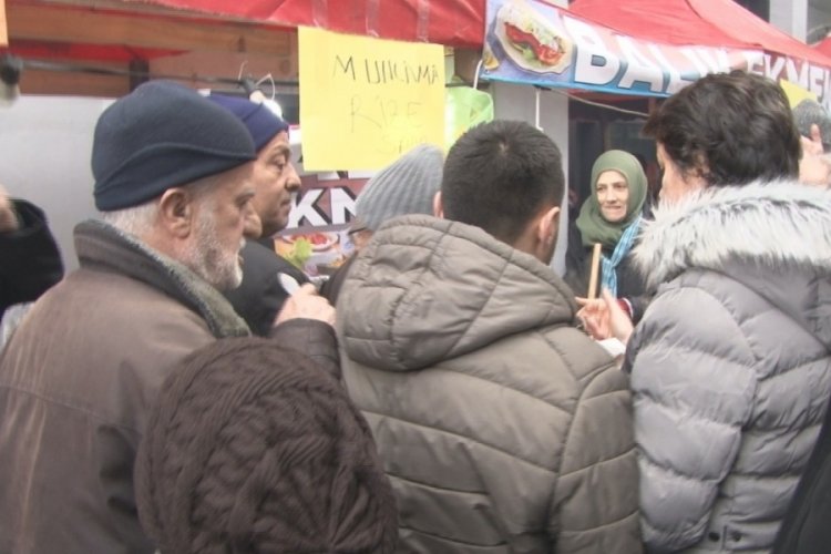 Ankara'da bedava hamsi ve muhlama i&ccedil;in vatandaşlar birbirini ezdi