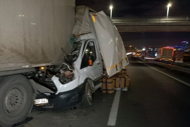 İstanbul tıra arkadan &ccedil;arpan kamyon s&uuml;r&uuml;c&uuml;s&uuml;n&uuml;n mucize kurtuluşu