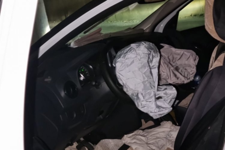 Adana'da seyir halindeki otomobil duvara &ccedil;arptı: 3 yaralı