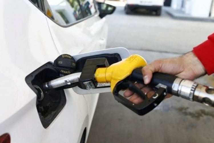 D&uuml;n benzine, bug&uuml;n motorine zam!
