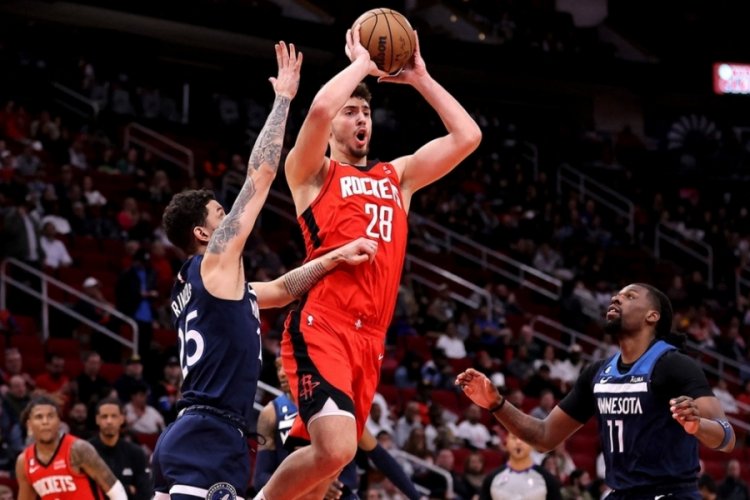 Alperen Şeng&uuml;n, ikinci kez triple-double yaptı