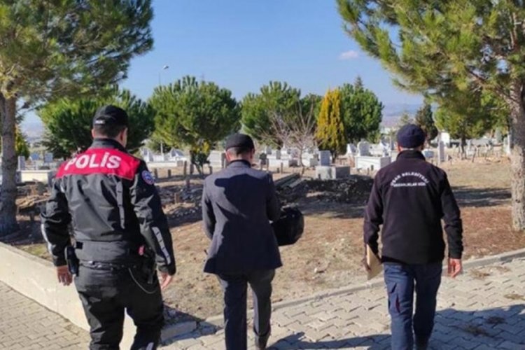 Talihsiz bebeği son yolculuğuna polis ve belediye iş&ccedil;ileri uğurladı