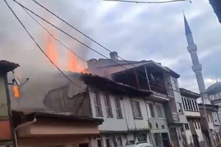 Bursa'da tarihi ev alevler i&ccedil;inde yandı!