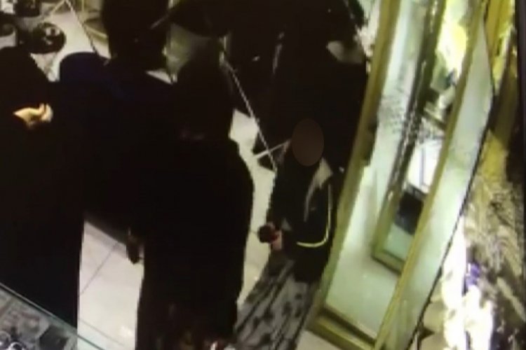 Bursa'da &ccedil;ocuklarını hırsızlıklarına alet ettiler! O anlar kameralara b&ouml;yle yansıdı