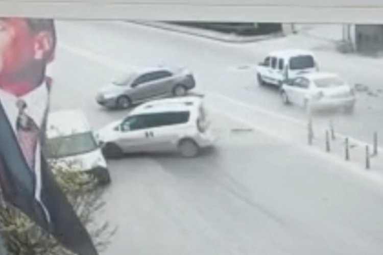 Bursa'da anayolda d&ouml;n&uuml;ş yapmaya &ccedil;alıştı! Zincirleme kaza meydana geldi